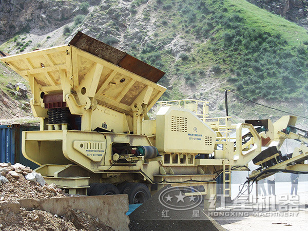移動顎式破碎機(jī)工作現(xiàn)場