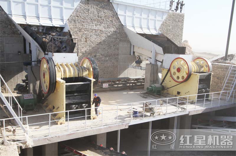 礦用顎式破碎機(jī)工作現(xiàn)場